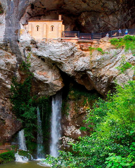 Cueva de Covadonga y chorrón