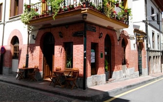 La Caldera Roberto Frassinelli, 2 Cangas de Onís. Sidrería en la zona del mercado. Raciones y platos.