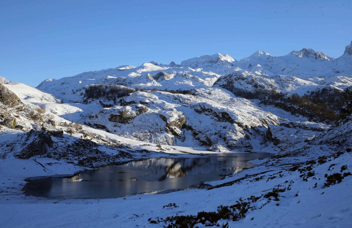 Vista de Picos de Europa y Lago Ercina