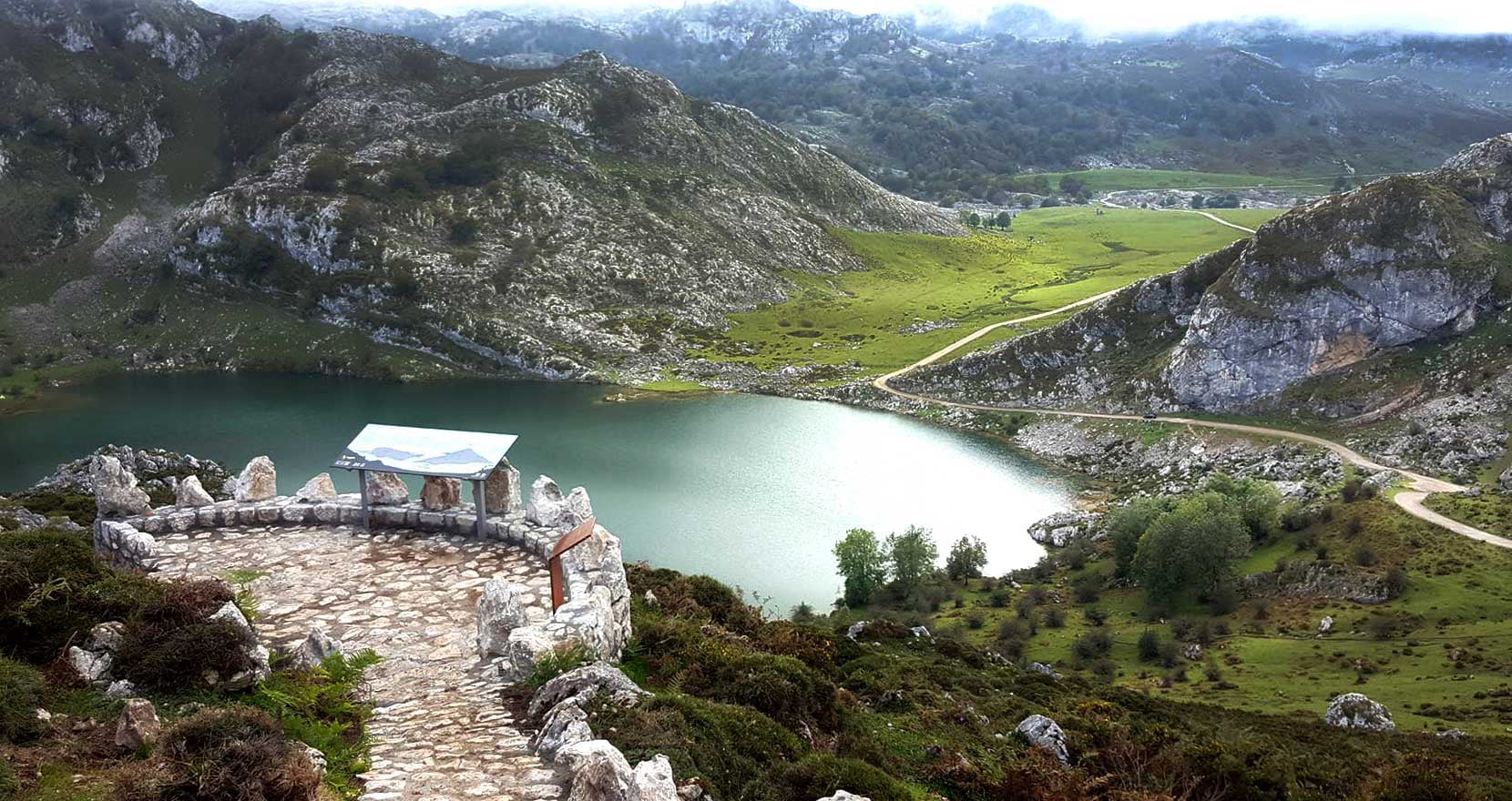 Vista de Picos de Europa y Lago Ercina