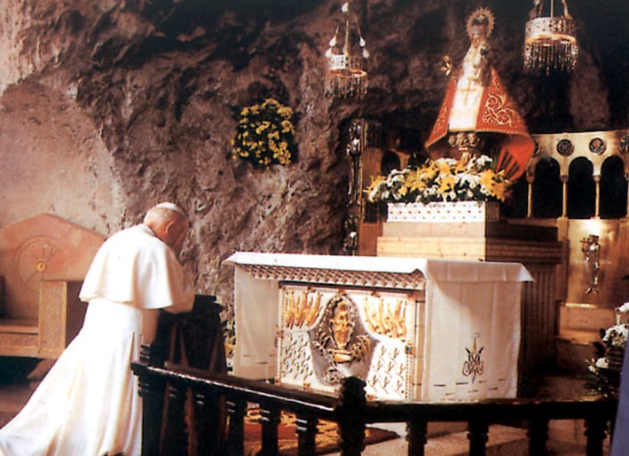 Juan Pablo II ante La Santina