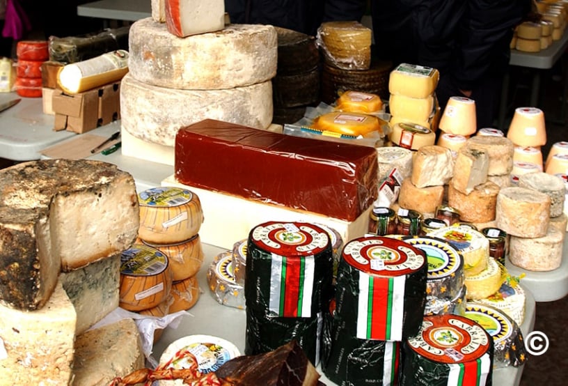 Quesos en el mercado de Cangas de Onís