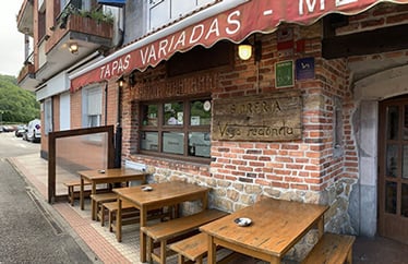  Sidrería Vegarredonda Río Güeña, Cangas de Onís. En la orilla del río Güeña. Sidrería con paltos tapas y menú del día.