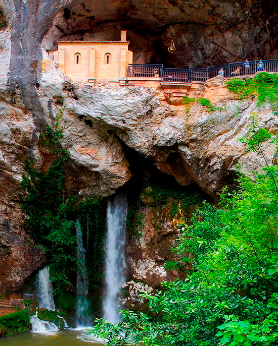 Cueva y chorrón de Covadonga