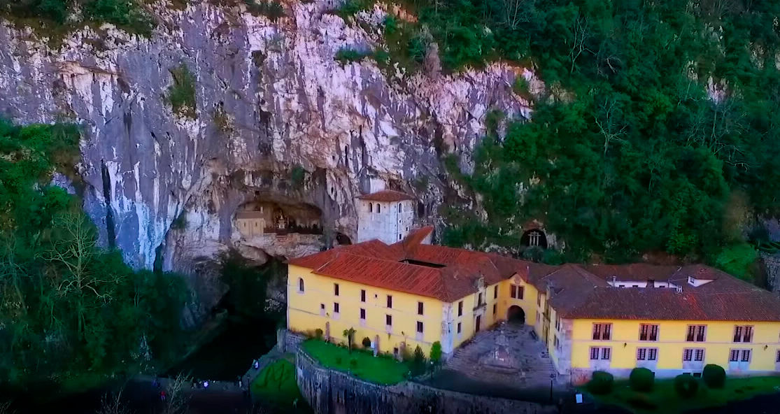 Vista de la colegiata de Covadonga y La Cueva