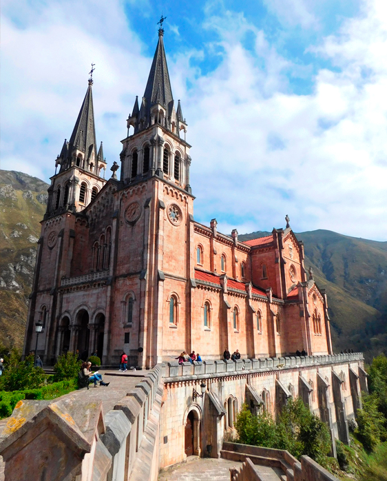 Vista lateral de la Basílica de Covadonga